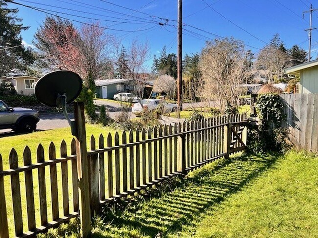 Building Photo - 0403 - Lewis Duplex
