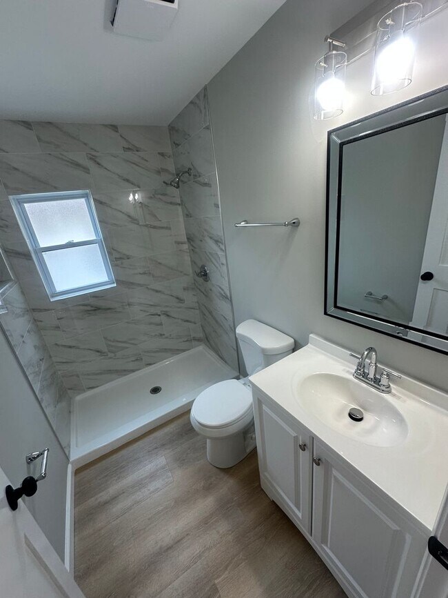 Building Photo - BEAUTIFUL RENOVATED NEW 3 BEDROOM HOUSE MI...