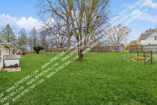 Building Photo - 1112 Main St