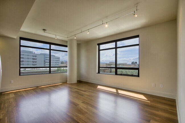 Building Photo - Gorgeous 2 Bedroom/2 Bathroom Condo for Rent at The 88