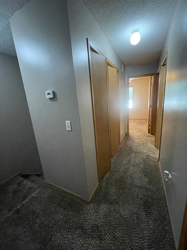 Building Photo - Great Townhome! Close to Campus!