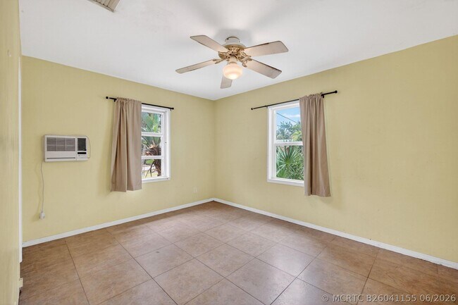 Building Photo - 841 SW 18th Ct