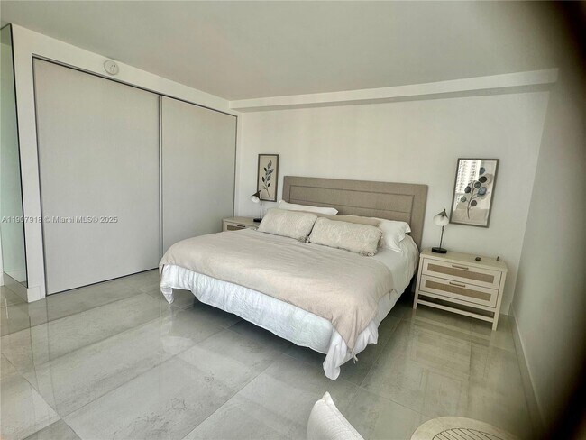 Building Photo - 100 Bayview Dr