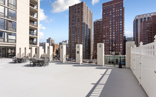 Building Photo - 1122 N Clark St