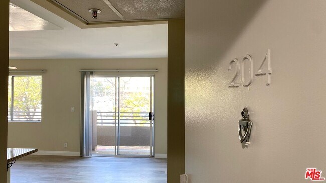 Building Photo - 701 S Kingsley Dr