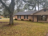 Building Photo - 3/2/2 fenced yard 2 living areas