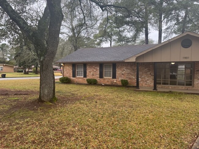 Primary Photo - 3/2/2 fenced yard 2 living areas