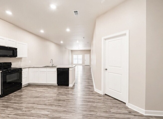 Building Photo - Available August 10TH: Desirable Ratliff Ridge Townhomes