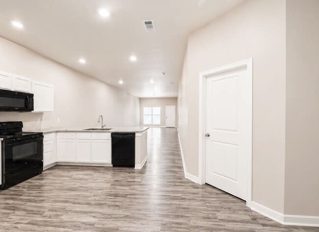 Building Photo - Available JUNE 15TH: Desirable