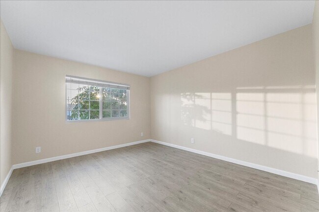 Building Photo - 350 Tile Ave