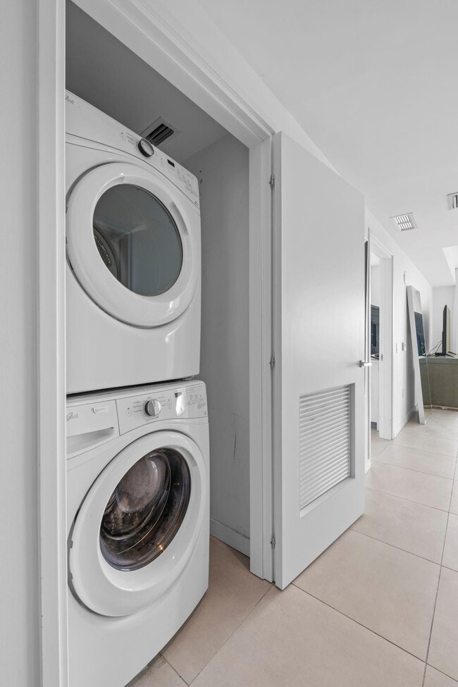 Building Photo - 401 N Birch Rd