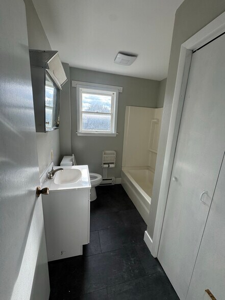 Building Photo - 3 W Evergreen St