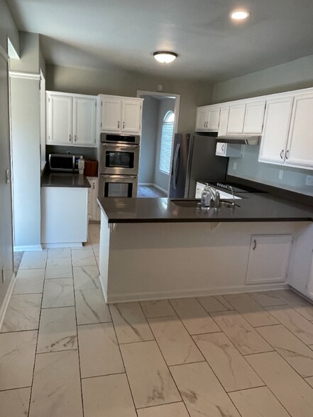 Building Photo - 2468 Del mar Ct