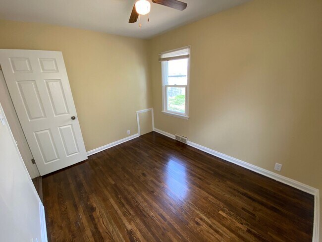 Building Photo - 2 Bedroom House- Beautiful Kitchen!!