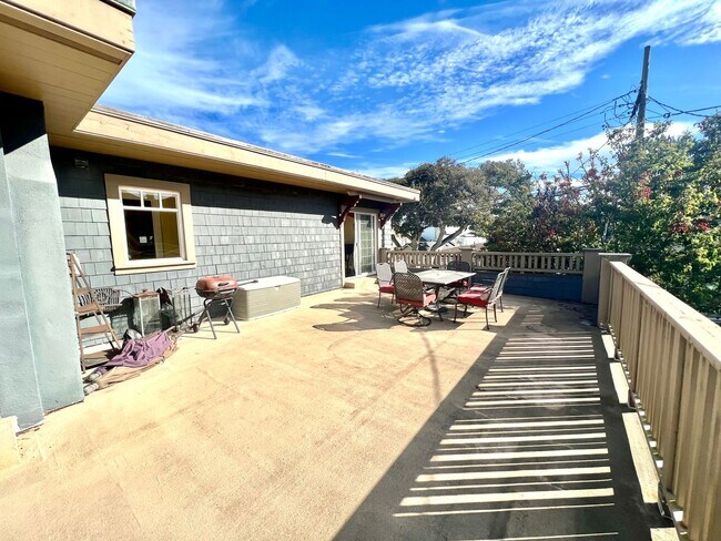 Building Photo - Charming 2 bed 1 bathroom unit in Pacific ...