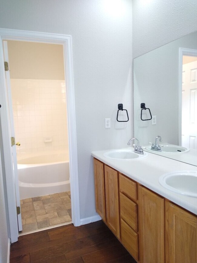 Building Photo - Stunning Highlands Ranch Townhome