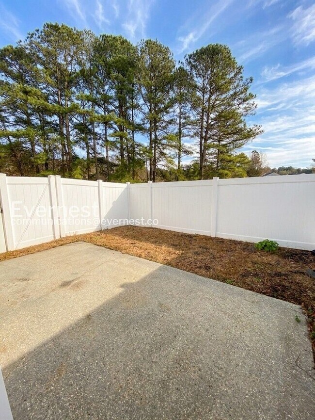 Building Photo - 3 Bed, 1.5 Bath Townhome with Fenced Yard / Available Soon!