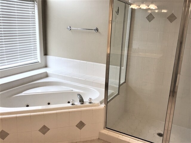 Building Photo - 4030 Belle Meade Cir