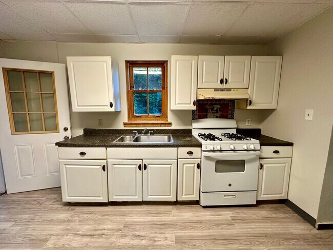 Building Photo - 1017 Emporia St