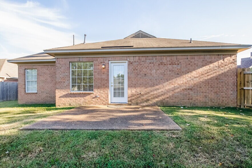 Building Photo - 5787 Reed Bend Cove