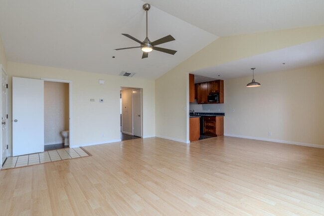 Building Photo - 1024 San Luis Cir