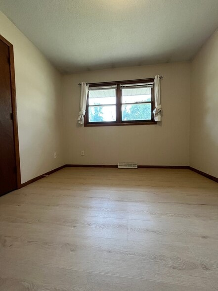 Building Photo - 807 Elm Creek Cir