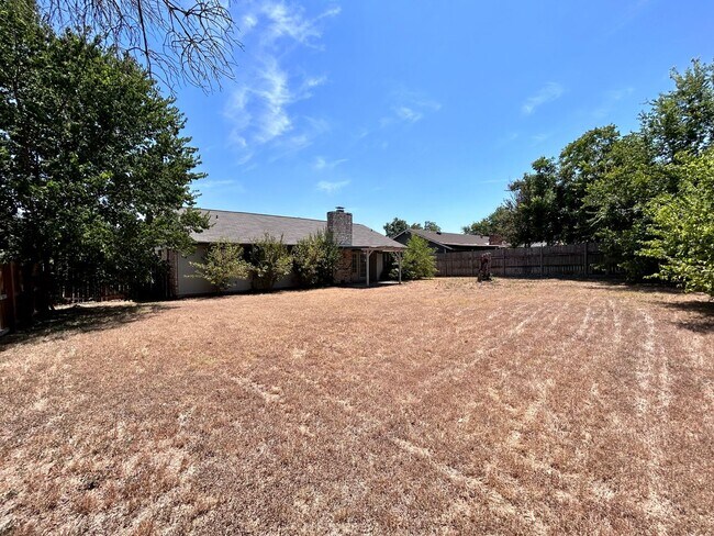 Building Photo - 906 Spring Tree St