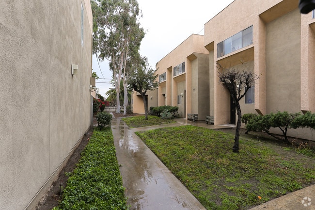 Building Photo - La Villa Hermosa Apartments