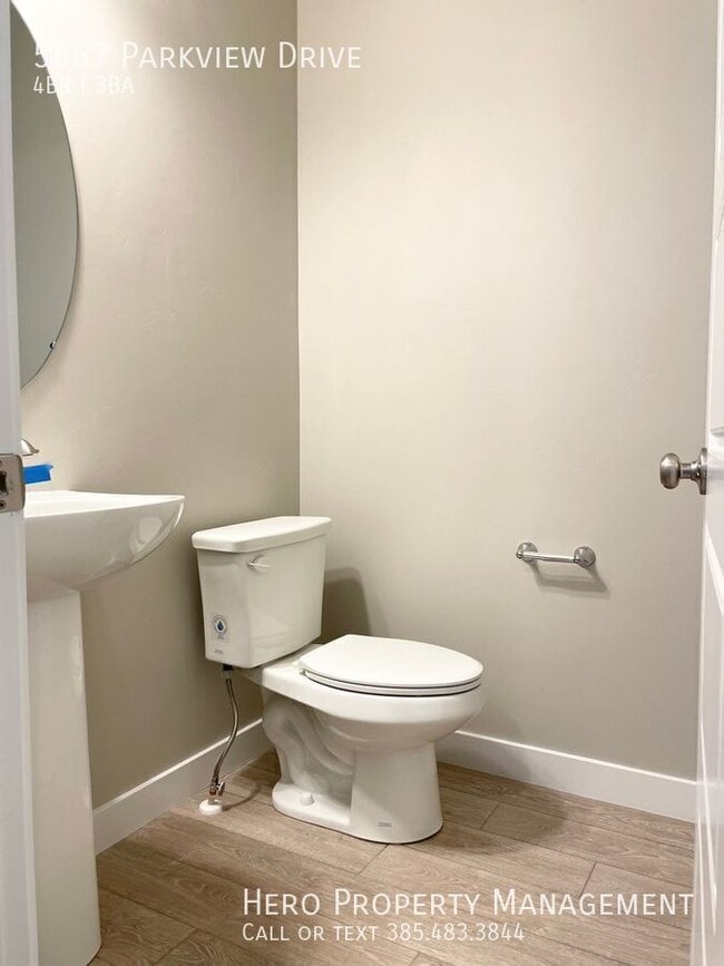 Building Photo - 5667 Parkview Dr