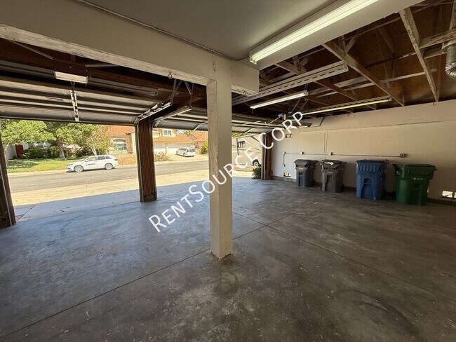 Building Photo - 40055 Castana Ln