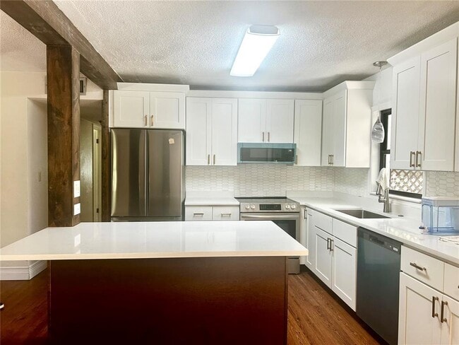 Building Photo - 410 NE 15th Ct