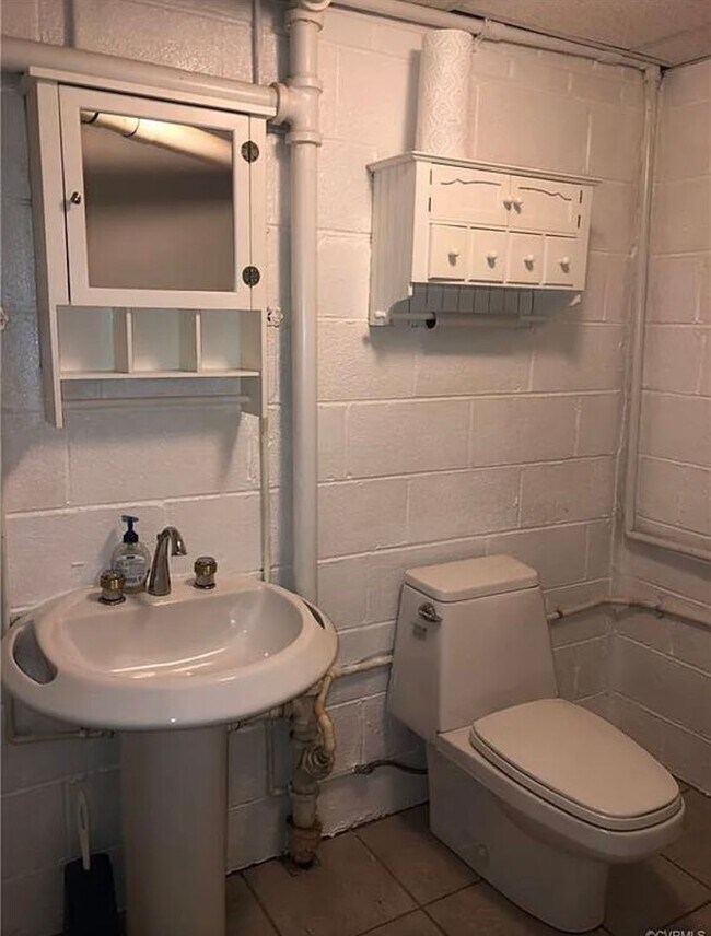 Building Photo - Beautifully Renovated 4bdrm/2.5bth Tri-Lev...