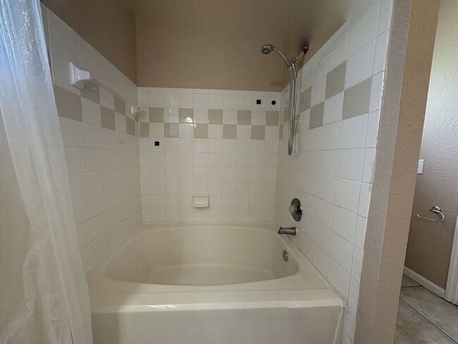 Building Photo - 9301 Crescent Loop Cir