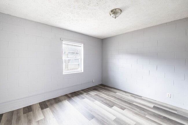 Building Photo - 1 Bed, 1 Bath Pet-Friendly Apartment with Shared Yard