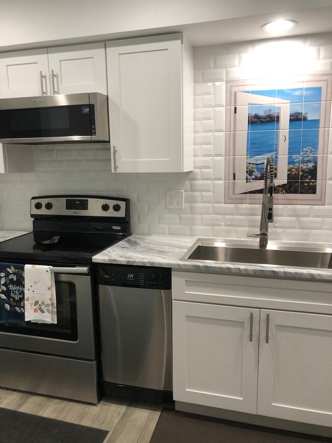 Building Photo - EASTWOOD SHORES TOWNHOUSE