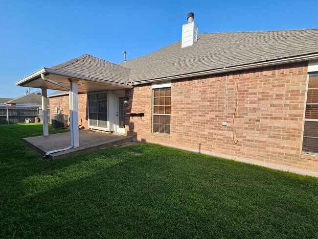 Building Photo - (4) Bed/(3) Bath in Moore with Storm Shelter! Avail NOW!!