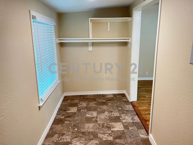Building Photo - Spacious 2/1/1 in Oak Cliff For Rent!