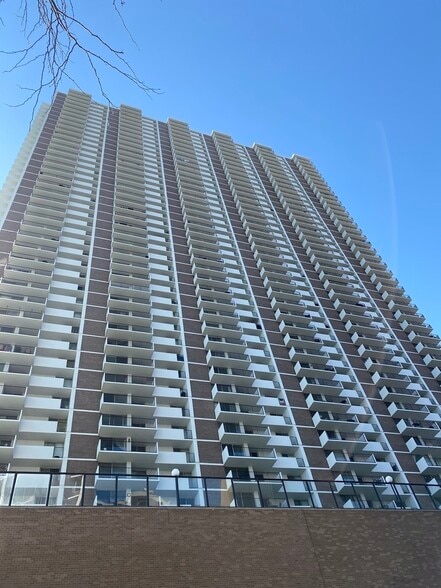 Building Photo - 6033 N Sheridan Rd