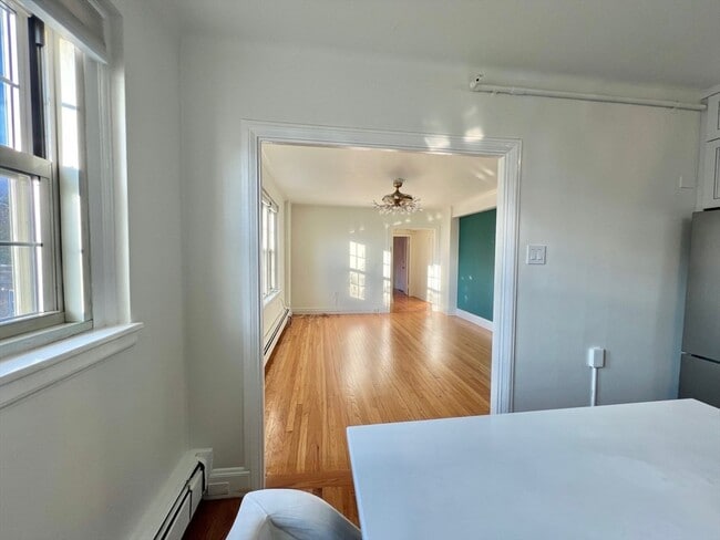 Building Photo - 1454 Beacon St