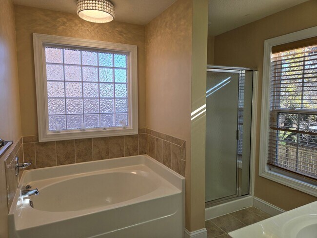 Building Photo - Lovely 3 Bedroom house near Town Center