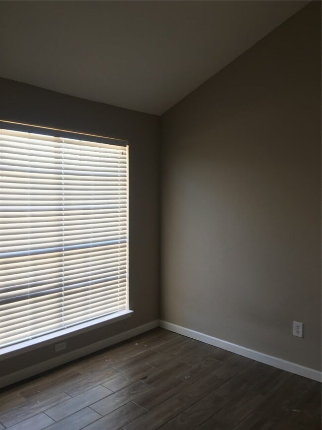 Building Photo - 8714 Village of Fondren