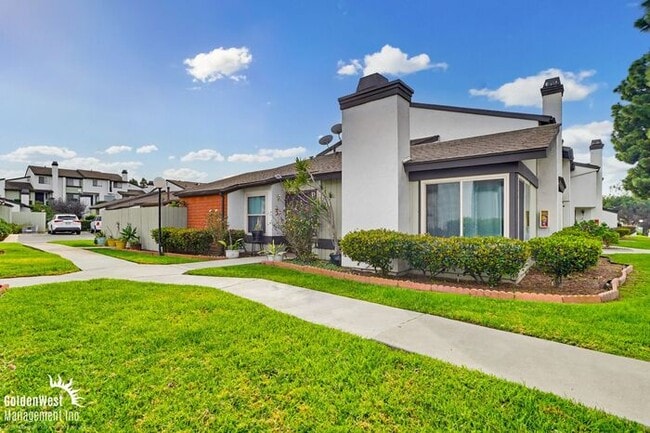 Building Photo - Stunning 3Bdm 2Ba Home with Fenced Patio and 2-Car Garage in San Diego