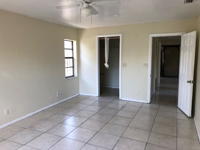 Building Photo - Large 4-2 house with central air and hookups for washer and dryer