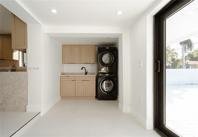 Building Photo - 1221 Biarritz Dr