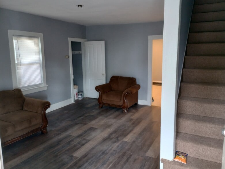 Building Photo - 206 E 8th St