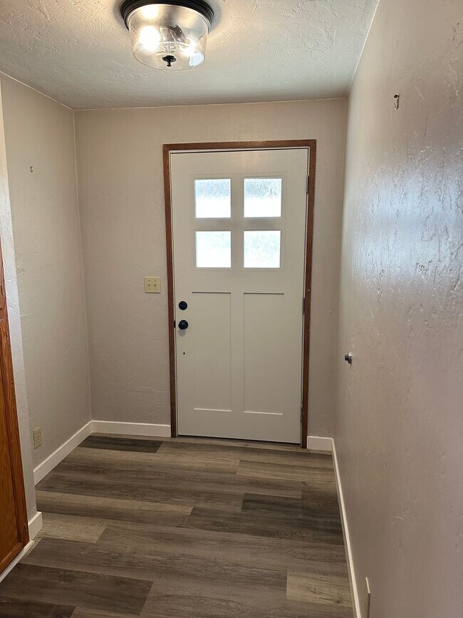 Building Photo - Updated 3 bedroom 1.5 bath house in Eugene!