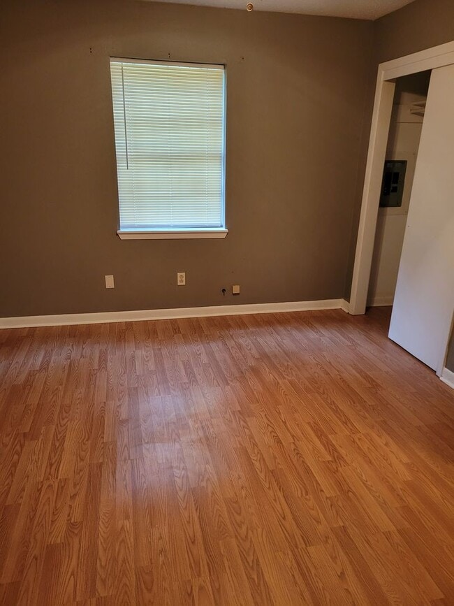 Building Photo - 9368 Wardlow Dr