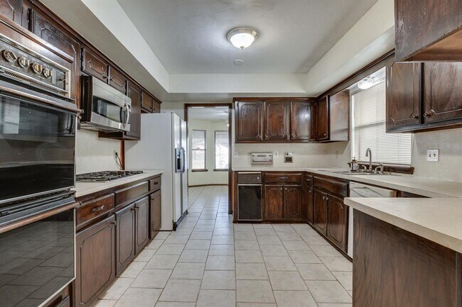 Building Photo - 2013 Tanglewood Dr