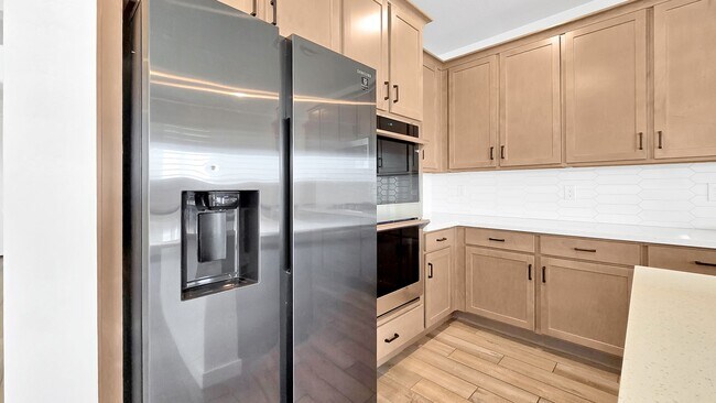 Building Photo - Newly built home with loads of space and S...