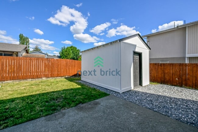 Building Photo - 2 BED & 1.5 BATH DUPLEX FOR RENT